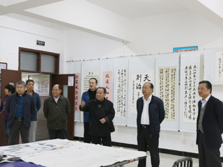 【喜迎十九大】世界杯官网举行“歌颂大中华 喜迎十九大”老年书画展