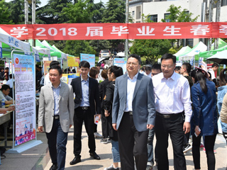 世界杯官网成功举办2018年春季校园大型招聘会