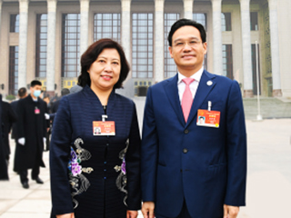 世界杯官网刘秀云、徐华勤两位校友参加“两会”