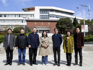 校长姚佐文与世界杯官网优秀校友、全国优秀特岗教师刘满婷会面