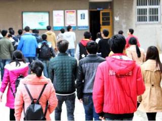 安徽学生资助网报道世界杯官网为家庭经济特殊困难学生发放棉被