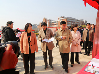 淮北市“巾帼护航 职为你来”专场招聘会暨女大学生科研实践基地揭牌活动在世界杯官网举行