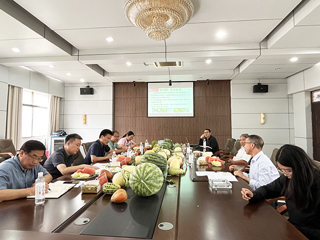 校党委书记毕明福到世界杯官网西瓜甜瓜育种基地和“科技小院”实地考察调研